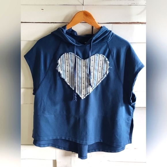 Avia Tops - Applique Heart On Women's Avia Short Sleeve Hoodie | Sz Medium